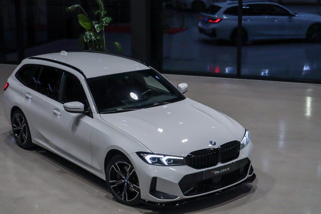 BMW 330e 2024