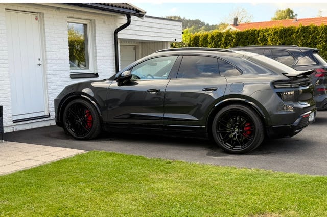 Porsche Macan Turbo 2025