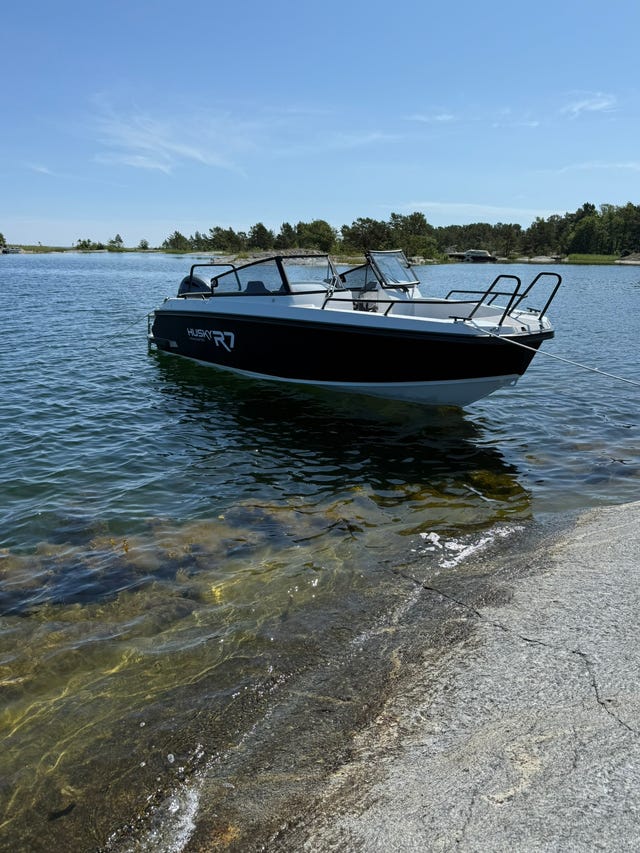Husky R7 Black Edition med Yamaha F200 GETX