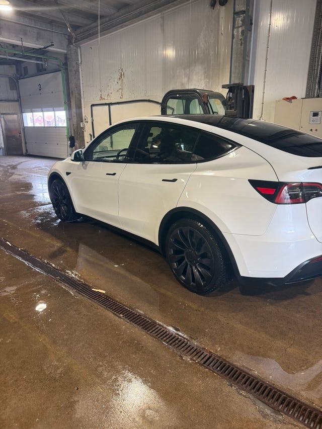 Tesla Model Y 2024