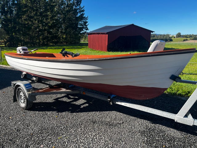 Plastbåt / fiske / fritid längd 4,5 m med 15 hk Johnson på 80 km trailer.