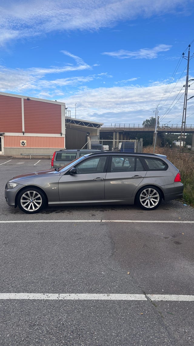BMW 318d 2011 – bild 2