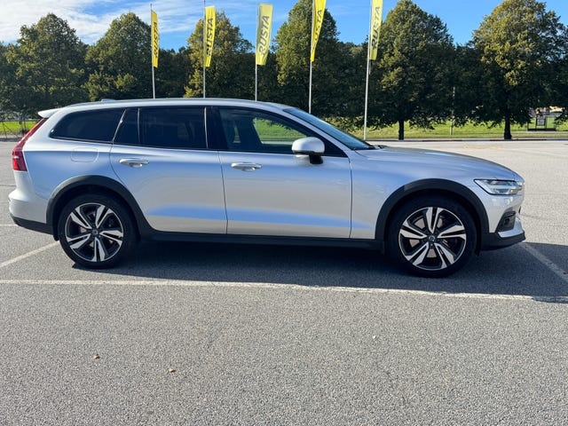 Volvo V60 Cross Country 2021