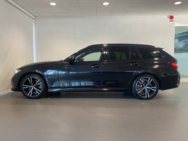 BMW 330e 2023 – bild 2