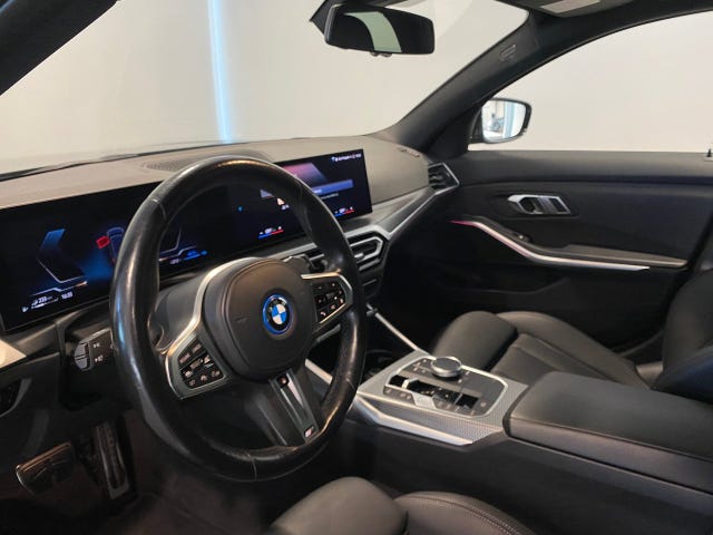 BMW 330e 2023 – bild 4
