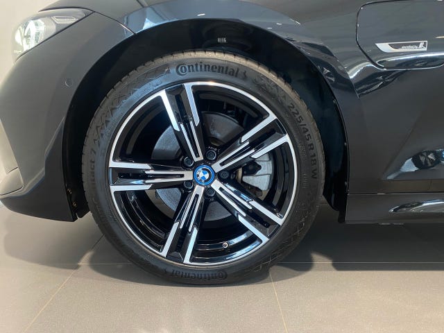 BMW 330e 2023 – bild 3