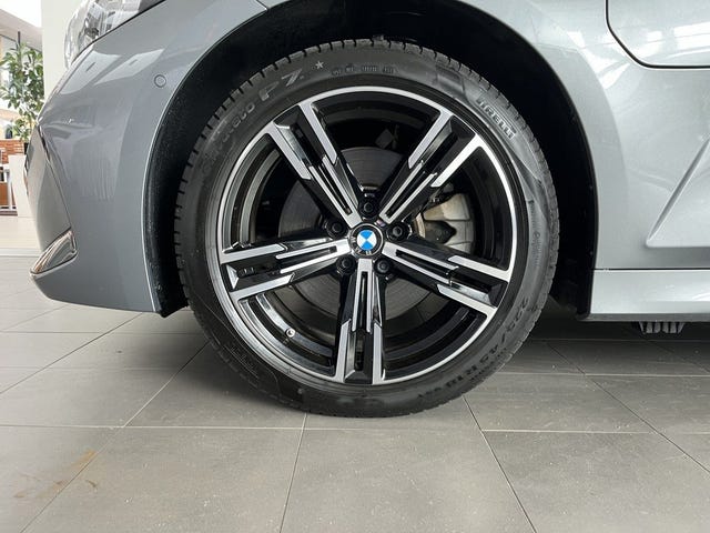 BMW 330e 2025 – bild 4