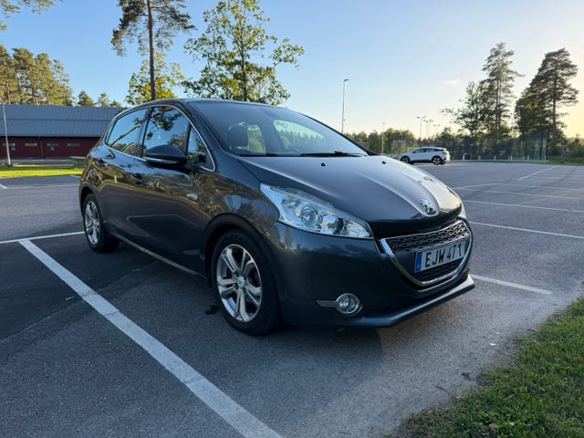 Peugeot 208 2012