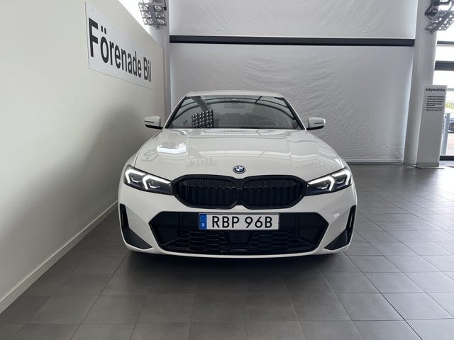 BMW 330e 2025 – bild 2