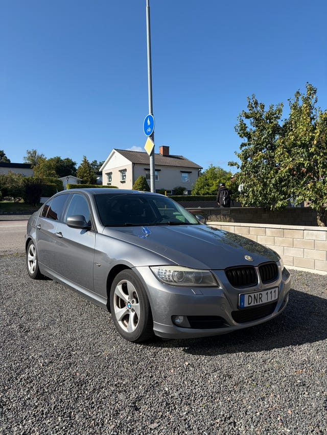 BMW 320d 2011 – bild 2
