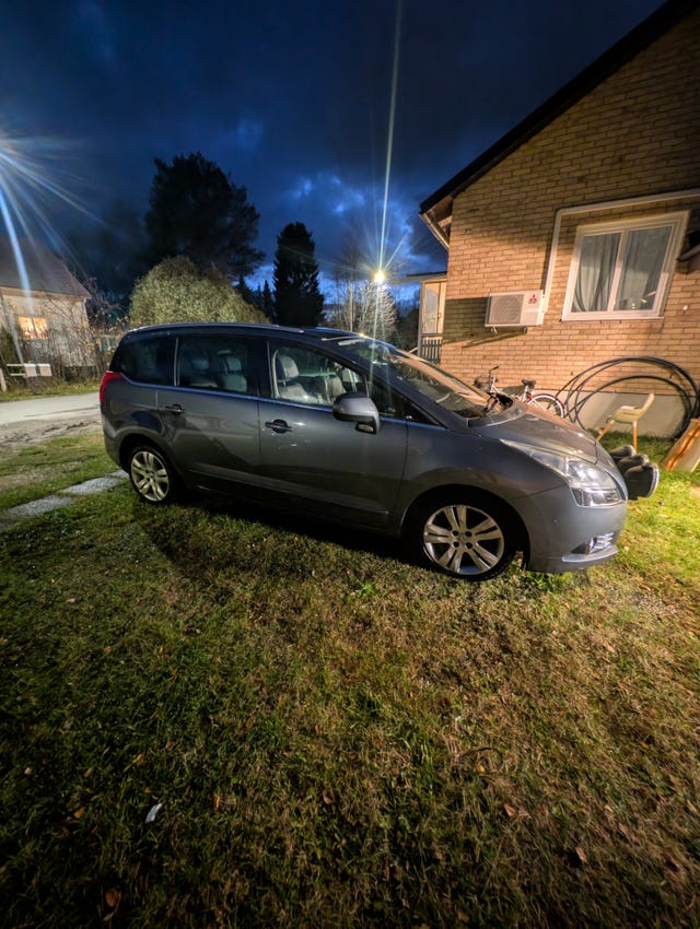 Peugeot 5008 2011