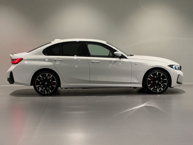 BMW 330e 2025 – bild 3