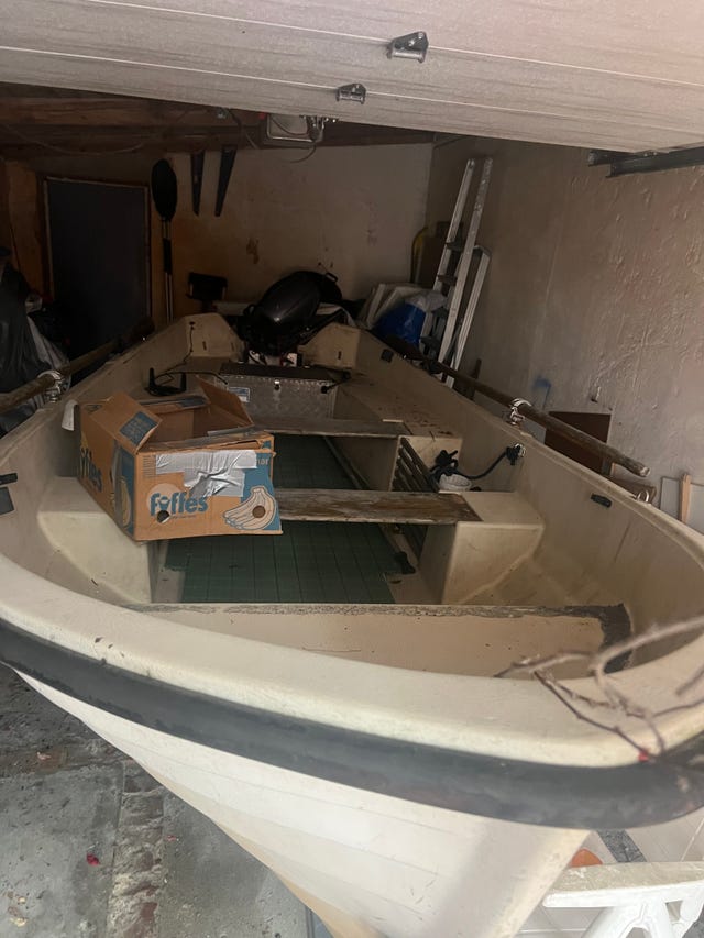 Plastbåt med motor och ekolod