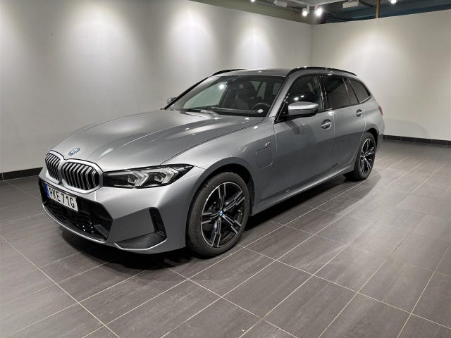 BMW 330e 2025