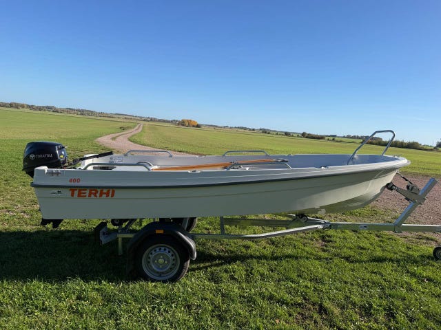 Terhi 400 med Tohatsu 9.8 hk 4-takt + 80 km/h vagn. Höstpris