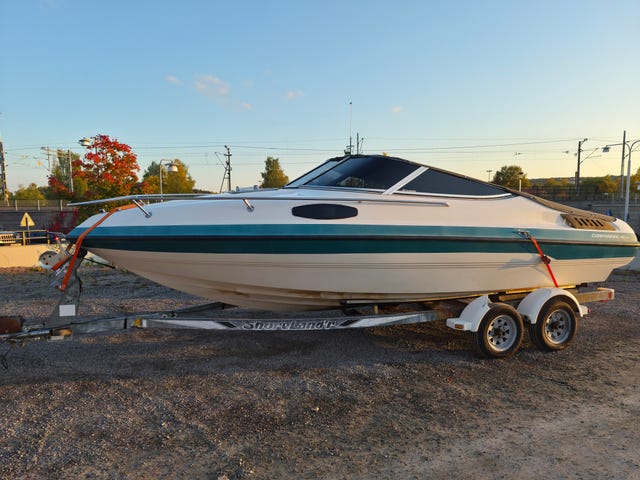 Chaparral 2050 SLC – Välutrustad jänkarbåt med sötvattenkyld V8
