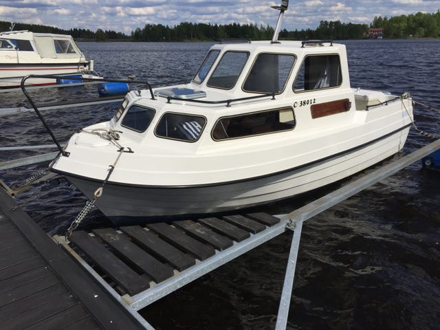 Praktisk kabinbåt med Mariner 50hk 4-takt
