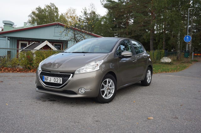 Peugeot 208 2012