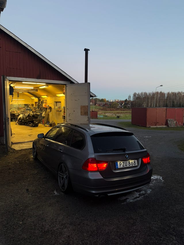 BMW 320d 2010 – bild 2