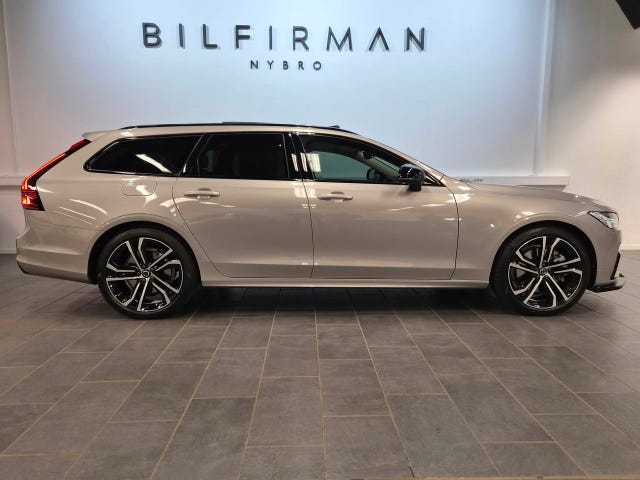 Volvo V90 2025