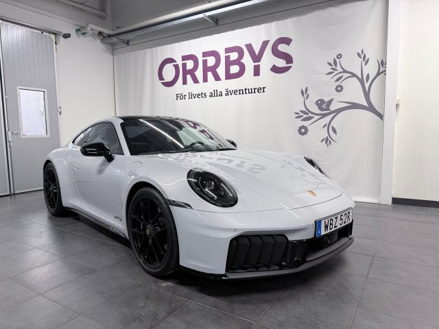 Porsche 911 Carrera 4 GTS 2025