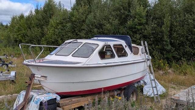 Trevlig kabinvåt med ekonomisk Bukh 20hk diesel – inkl. trailer & tillbehör
