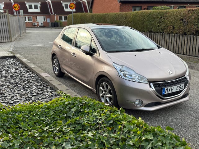 Peugeot 208 2012