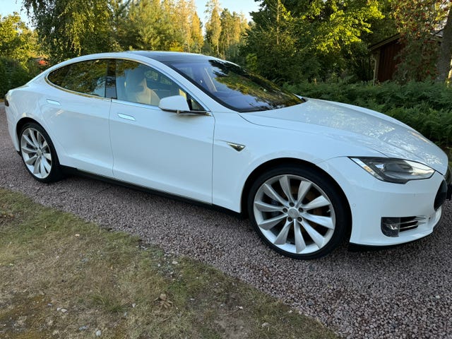 Tesla Model S 2015