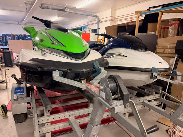 Två vattenskotrar med dubbeltrailer – Kawasaki & Yamaha