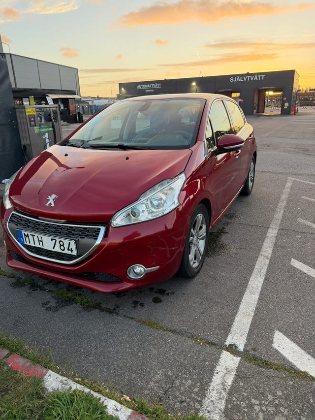 Peugeot 208 2012