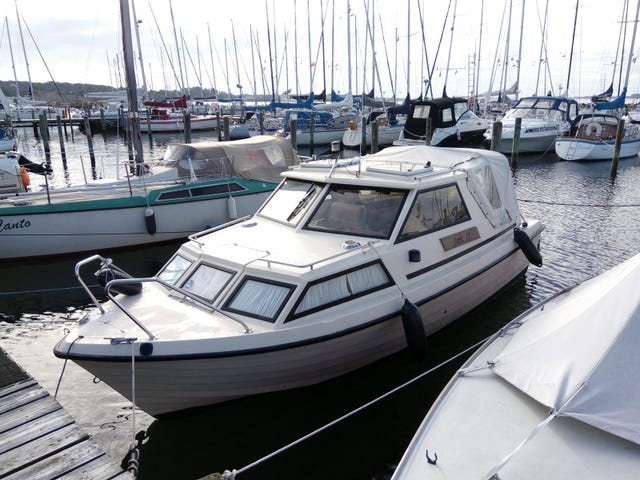 Välskött motorbåt Uttern 6300 weekendcruiser