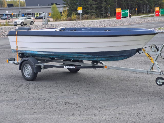 Styrpulpetbåt ca 4,5 m med Yamaha 30 hk och registrerad trailer