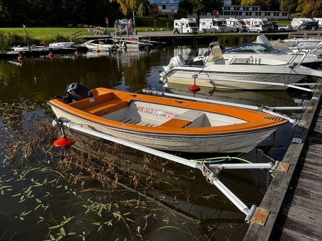 Uttern med Evinrude 20hk & 80-trailer