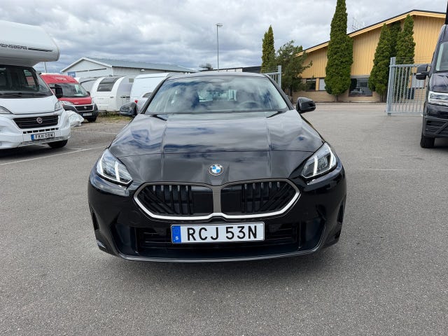 BMW 120i 2026 – bild 2