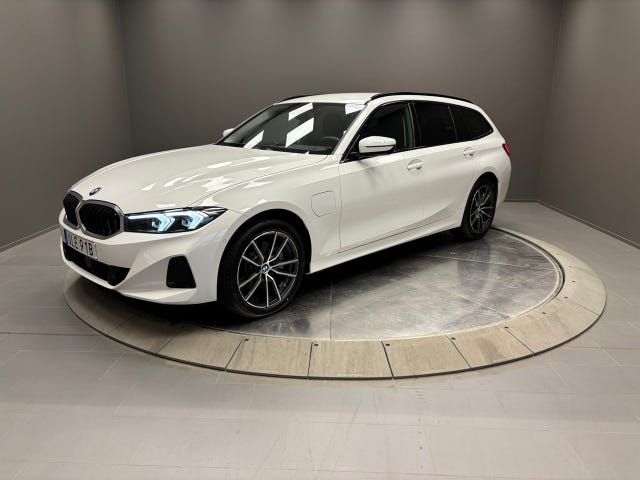 BMW 330e 2025