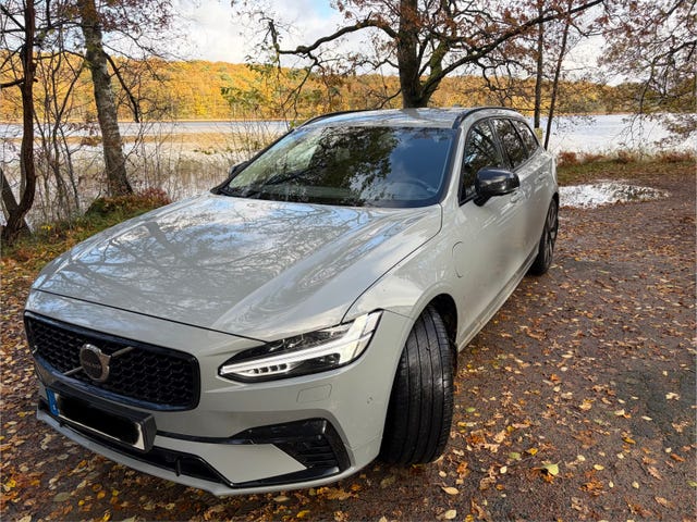 Volvo V90 2025