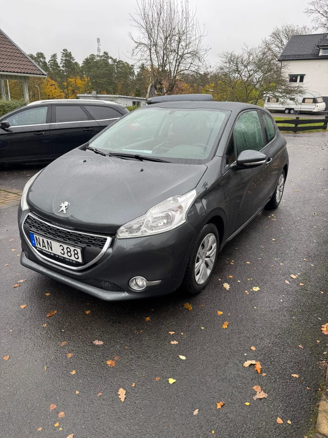 Peugeot 208 2012