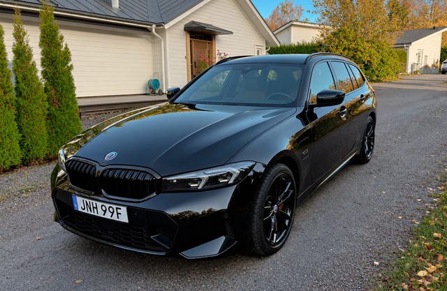 BMW 330e 2023