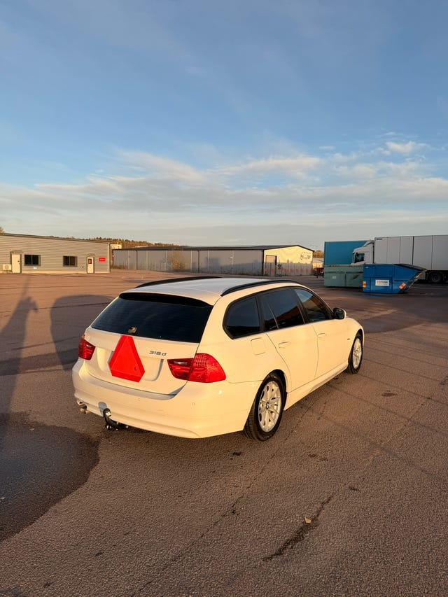 BMW 318d 2011 – bild 3