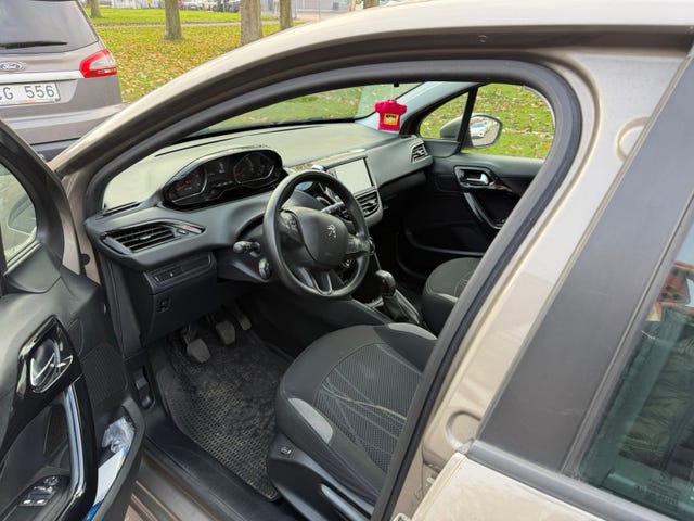 Peugeot 208 2012