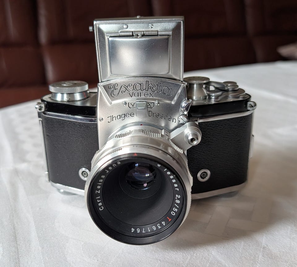 Exakta Varex (1955–6) med Carl Zeiss 50/2,8 o 135/4,0, inkl bälg