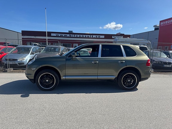 Porsche Cayenne 4 of 5