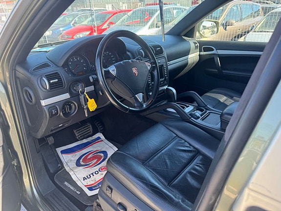Porsche Cayenne 16 of 24