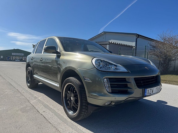 Porsche Cayenne 2 of 5