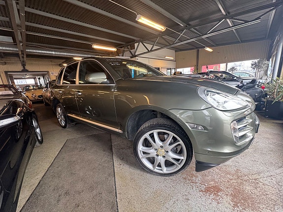 Porsche Cayenne 3 of 5