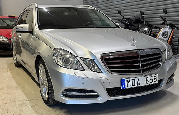 Mercedes-Benz E220 3 of 5