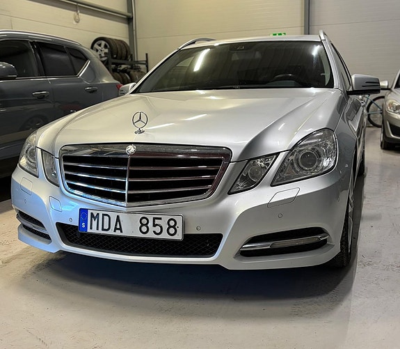 Mercedes-Benz E220 2 of 5