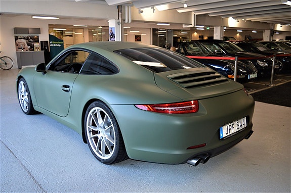Porsche 911 Carrera S 3 of 5