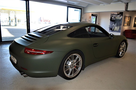 Porsche 911 Carrera S 4 of 5