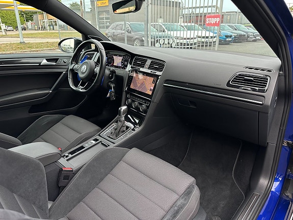Volkswagen Golf VII 19 of 25